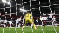 Kebobolan dua gol dalam waktu berdekatan boleh jadi membuat Spurs gugup. Mereka lantas kemasukan gol lagi di menit ke-70, alias hanya berjarak 15 menit dari gol pertama West Ham. Kali ini Angelo Ogbonna yang jadi pencetak gol. (Foto: Eddie Keogh/REUTERS)