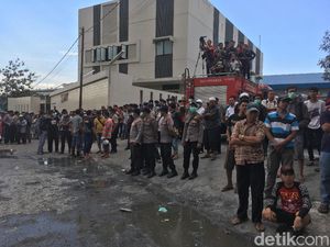 Jangan Mendekat ke Pabrik Petasan Kosambi, Ada Bahan Berbahaya! Jangan Mendekat ke Pabrik Petasan Kosambi, Ada Bahan Berbahaya!