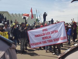 Minta Ojek Online Dihapus, Opang Geruduk Pendopo Gubernur Banten