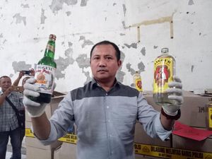 Polisi Gerebek Gudang Produksi Minuman Beralkohol di Surabaya