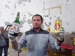 Polisi Gerebek Gudang Produksi Minuman Beralkohol di Surabaya