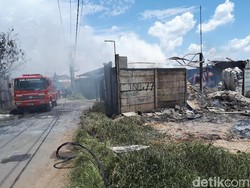 Ada Korban Tewas Kebakaran Gudang Kosambi, 3 Ambulans Disiapkan