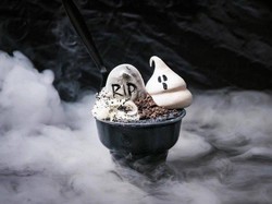 Seram atau Lucu Ya? Es Krim Tema Halloween dengan Batu Nisan dan Hantu