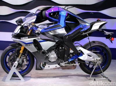 Robot Bermotor Lawan Valentino Rossi