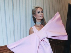 Pakai Gaun dengan Pita Super Besar, Paris Hilton Malah Mirip Kado