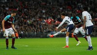 Sebuah gol lain dari Dele Alli di menit ke-37 membuat Spurs sudah nyaman memimpin 2-0 di pergantian babak. Pertandingan terlihat akan berakhir mudah untuk The Lilywhites sampai titik itu. (Foto: Eddie Keogh/REUTERS)