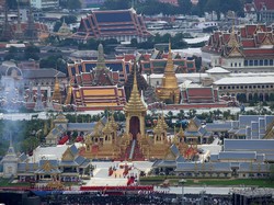 Raja Vajiralongkorn Akan Sulut Api untuk Membakar Jenazah Ayahnya