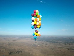 Bagai Film Up, Pria Ini Terbang dengan 100 Balon Lintasi Afrika