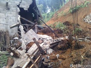 Tebing Longsor Timpa Rumah di Banjarnegara