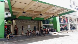 Antrean Panjang Berburu Barang Diskonan di Lotus