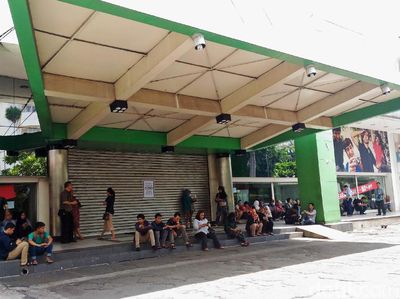 Antrean Panjang Berburu Barang Diskonan di Lotus