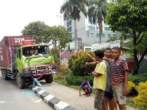 Rem Blong, Kontainer Tabrak 3 Mobil dan Pemotor hingga Tewas