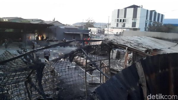 Hangus Terbakar, Ini Bagian Dalam Pabrik Kembang Api yang Meledak