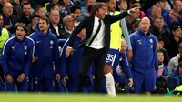 Antonio Conte memberikan pengarahan kepada para pemain Chelsea. John Sibley/Reuters.