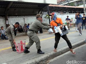 Foto: Dirazia Satpol PP, PKL Tanah Abang Kocar-kacir Foto: Dirazia Satpol PP, PKL Tanah Abang Kocar-kacir