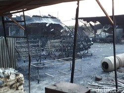 Anggota Brimob Terluka Saat Evakuasi Korban Ledakan Pabrik Petasan