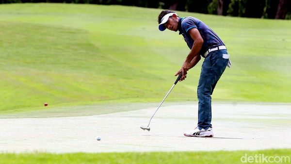 Aksi Para Pegolf di Hari Pertama Kejuaraan Golf Indonesia Open 2017