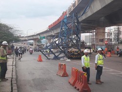 Crane Proyek Tol Bogor Outer Ring Road Jatuh ke Jalan Raya Crane Proyek Tol Bogor Outer Ring Road Jatuh ke Jalan Raya