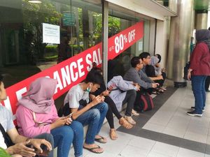 Pengunjung Antre Sejak Pagi, Lotus Ternyata Baru Buka Jam 12.00