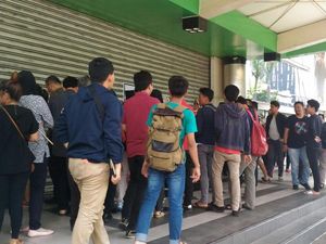 Sejak Pagi Pengunjung Antre di Depan Lotus Thamrin, Ada yang Dari Bekasi