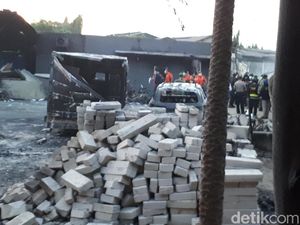 Hingga Pagi, Pemilik Pabrik Petasan Kosambi Masih Diperiksa Hingga Pagi, Pemilik Pabrik Petasan Kosambi Masih Diperiksa
