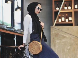 Foto: Inspirasi Bergaya dengan Tas Rotan yang Hits ala Hijabers