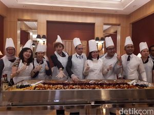 Fruitcake Mixing Ceremony yang Seru Tandai Datangnya Hari Natal