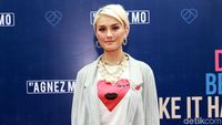 Senyum Manis Agnez Mo