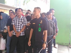 Sudah Sore, Makin Banyak Pembeli Antre di Lotus Thamrin