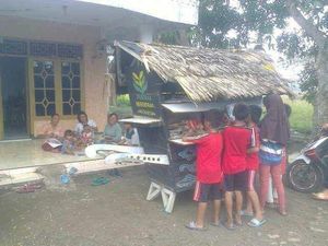 Sebar Virus Membaca, Robi Keliling Desa Pakai Pedati Pustaka