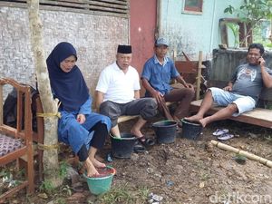 Warga Tasik Ramai-ramai Rendam Kaki di Air Semburan Lumpur Panas