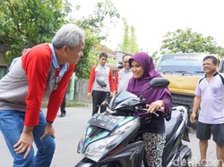 Ganjar Tolong Pemotor Wanita yang Tercebur di Selokan