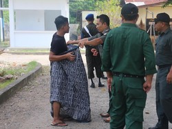 Langgar Perda Syariat, Pemotor Bercelana Pendek Diberi Sarung