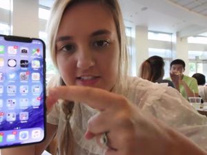 Belum Dijual, Gadis Ini Pamer Sudah Punya iPhone X