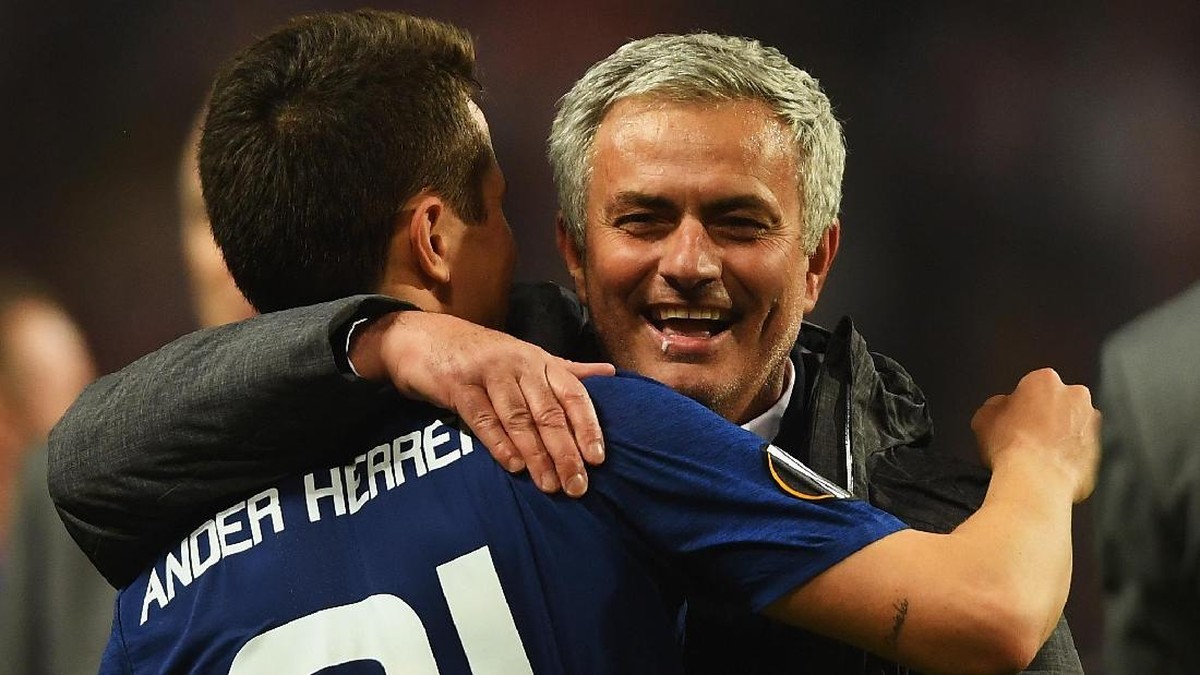 Ander Herrera tidak mau membandingkan Jose Mourinho dan Ole Gunnar Solskjaer. (Foto: Mike Hewitt/Getty Images)