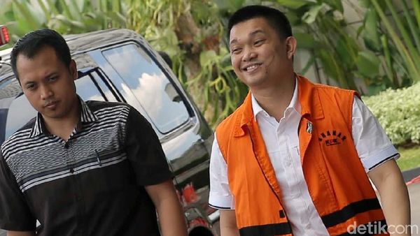 Gaya Aditya Anugrah Moha Saat Diperiksa KPK