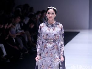 Foto: Cantiknya Koleksi Ria Miranda yang Terinspirasi Suasana Senjakala