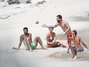 Intip Gaya Lionel Messi Pakai Celana Pantai Motif Ikan Cupang Rp 3 Jutaan