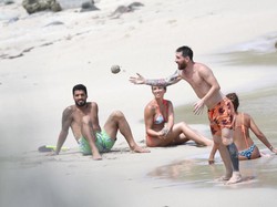 Intip Gaya Lionel Messi Pakai Celana Pantai Motif Ikan Cupang Rp 3 Jutaan