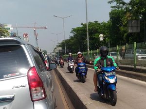 Terjadi Lagi, Motor Lawan Arah di Busway Pasar Rumput Terjadi Lagi, Motor Lawan Arah di Busway Pasar Rumput