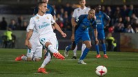 Gol kedua Madrid juga lahir lewat titik putih. Pada menit ke-80, Lucas Vazquez memperbesar keunggulan timnya melalui tendangan penalti. Foto: Denis Doyle/Getty Images