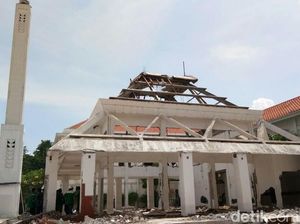 Masjid di Area DPRD Surabaya Jadi Korban Pembangunan Gedung Baru Masjid di Area DPRD Surabaya Jadi Korban Pembangunan Gedung Baru