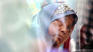 Duka Keluarga Korban Ledakan Pabrik Kembang Api di RS Polri