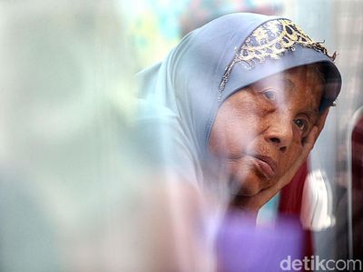 Duka Keluarga Korban Ledakan Pabrik Kembang Api di RS Polri