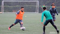 Skuat Garuda mengikuti latihan dengan serius.
