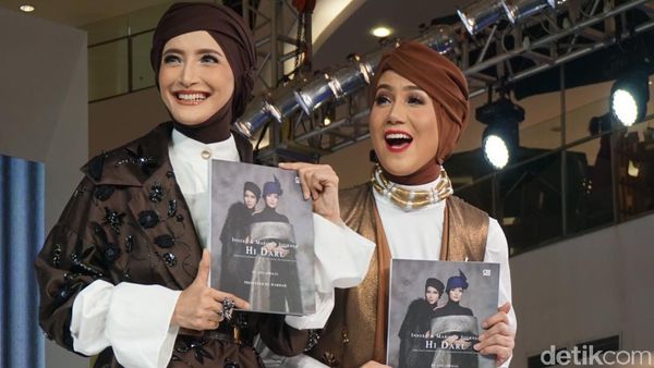 Foto: Adu Gaya Marini Zumarnis VS Ineke Koesherawati, Siapa Tercantik?