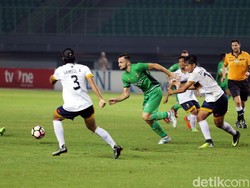 Dalam lawatannya ke markas Bhayangkara, Persela tidak akan diperkuat empat pemainnya. Mereka adalah Ivan Carlos, Kosuke Yamazaki dan Fahmi Ayubi yang mengalami cedera dan Saddil Ramdani yang bergabung dengan timnas Indonesia U-19 yang berlaga di kualifikasi Piala Asia U-19.
