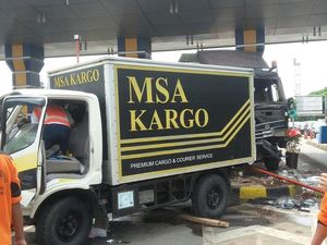 2 Truk Tabrakan di Pintu Tol Sedyatmo, Lalin Arah Pluit Macet 1 Km