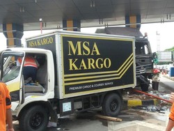 2 Truk Tabrakan di Pintu Tol Sedyatmo, Lalin Arah Pluit Macet 1 Km