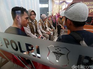 Keluarga Korban Ledakan Pabrik Kembang Api Datangi RS Polri Keluarga Korban Ledakan Pabrik Kembang Api Datangi RS Polri